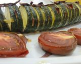 Foto del paso 5 de la receta: Calabacines Hasselback con Panceta y Gouda sobre Lecho de Tomate y Cebolla
