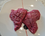 Foto del paso 2 de la receta: Medallones de ternera en salsa de vino tinto y champiñones