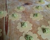 Foto del passaggio 4 della ricetta Fiori ripieni di fave e pecorino