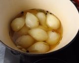 Foto del paso 2 de la receta: Peras escalfadas y especiadas con helado