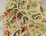 Foto del paso 1 de la receta: Espaguetis de calabacín con gambitas y atún