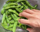 Foto del passaggio 2 della ricetta Come cucinare soia edamame in baccello surgelata