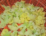 Foto langkah ke 2 dari resep Tumis Sayuran dan Ayam.