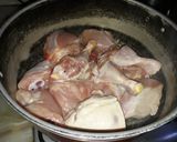 Foto del paso 1 de la receta: Pollo con salsa de tomates y papas