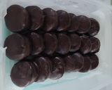 Foto del paso 3 de la receta: Alfajores de chocolate🍫 relleno de dulce de leche 🍯