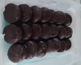 Foto del paso 3 de la receta: Alfajores de chocolate🍫 relleno de dulce de leche 🍯