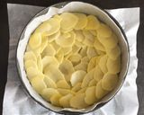 Foto del passaggio 4 della ricetta Tortino di patate al forno con timo rosmarino e noce moscata