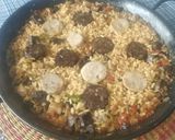 Foto del paso 3 de la receta: Arroz con butifarras banca y negra y verduras