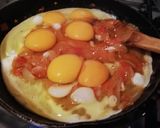 Foto del paso 5 de la receta: Huevos con cebolla y tomate
