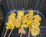 Foto del paso 3 de la receta: Brochetas de pollo en freidora de aire