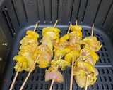 Foto del paso 3 de la receta: Brochetas de pollo en freidora de aire