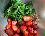 A picture of step 1 of Strawberry Mint And Ginger Spritzer.