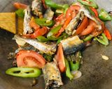 Foto langkah ke 2 dari resep Tumis Pindang Pedas.