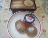 Foto del paso 1 de la receta: Kiwis con helado de leche merengada y guindas en almíbar