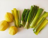 Foto del paso 1 de la receta: Crema de patatas, cebolleta y puerro