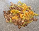 Foto del passaggio 4 della ricetta Spaghetti porcini e fiori di zucca
