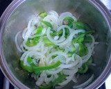 Foto del paso 2 de la receta: Guiso de patatas mantecosas con ajos, cebolla y pimiento verde