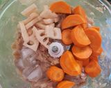 Foto langkah ke 3 dari resep Lotus Root Chicken Spring Rolls.