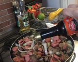 Foto del paso 3 de la receta: Champiñones con tocino, cebolla, salchicha y ajo