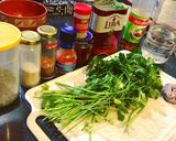 Foto del paso 1 de la receta: Tapas de focaccia con entraña al chimichurri y aderezo de alubias