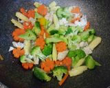 รูปขั้นตอนการทำที่ 2 ของ ผัดผักรวมไก่