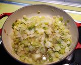 Foto del paso 3 de la receta: Pollo con puerros y vino blanco