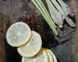 Foto langkah ke 1 dari resep Es Teh Sereh Lemon.