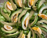 Foto del paso 4 de la receta: Ensalada de langostinos, naranja y aguacate