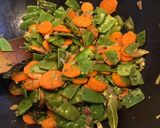 Une image de l'étape 11 de Pois gourmands et carottes aux échalotes et ciboulette.
