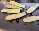 Une image de l'étape 1 de Courgettes farcies jambon tomates emmental et origan.