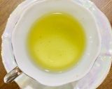 Hình bước làm 2 của món Vào bếp cùng con: Trà xanh gói hoa lá sen tươi với mật ong