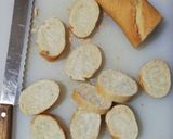 Foto del passaggio 1 della ricetta Crostini abbrustoliti con fichi e ricotta fatta in casa, ricetta del riciclo 🌷