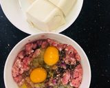 A picture of step 2 of Bún riêu with Pork and Shrimp.