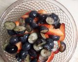 Foto del paso 2 de la receta: Ensalada de manzana, fresas y arándanos a la vinagreta de pimentón