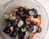 Foto del paso 2 de la receta: Ensalada de manzana, fresas y arándanos a la vinagreta de pimentón