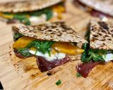 Foto del paso 3 de la receta Quesadilla de melocotón, jamón, queso de cabra y rúcula
