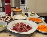 Foto del paso 1 de la receta Ternera guisada con champiñones y zanahorias