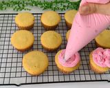 Foto langkah ke 5 dari resep Strawberry Cupcake.