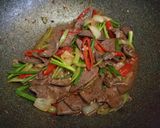 รูปขั้นตอนการทำที่ 5 ของ ตับหมูผัดพริก