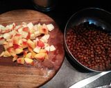 A picture of step 1 of Black chickpeas salad.