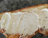 Foto del paso 2 de la receta: Tosta de pimiento, aguacate y queso