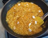 Foto del passaggio 4 della ricetta Risotto alla zucca sfumato con prosecco e chips di buccia