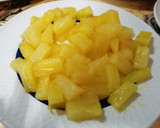 Foto del paso 1 de la receta: Ensalada templada de pollo y piña con dúo de salsas