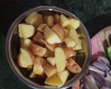 आलू शिमला मिर्च मटर की सब्जी (aloo shimla mirch matar ki sabzi recipe in Hindi) रेसिपी चरण 1 फोटो