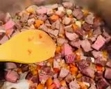 Foto del paso 3 de la receta: Arroz Chaufa de carne y chorizo con quinoa tricolor