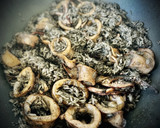 Foto del paso 3 de la receta: Arroz negro con chipirones (en menos de 15 minutos)