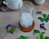 Foto langkah ke 3 dari resep Butterfly Pea Coffee Latte.
