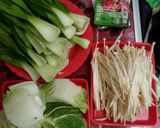 Foto langkah ke 1 dari resep Steamboat Shabu Shabu Aneka Baso Ikan.
