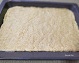 Foto del paso 1 de la receta: Coca de cebolla y piñones
