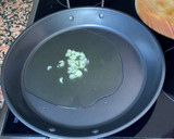 Foto del paso 1 de la receta: Habas con champiñones y huevos de codorniz